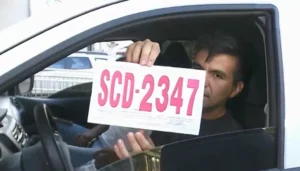 Carros com placa de papel