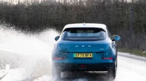 Carro elétrico chuva