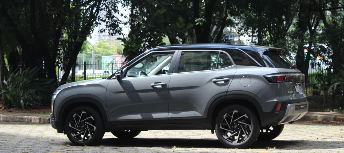 Carro em um ambiente arborizado