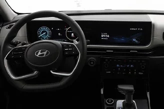 Carro em um ambiente arborizado