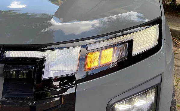 Carro em um ambiente arborizado